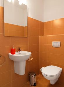 a bathroom with a sink and a toilet at Reihenhäuser Timmendorf Strand Haus Utkiek in Timmendorf