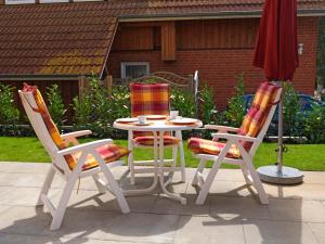 2 Stühle, ein Tisch, ein Tisch und Stühle in der Unterkunft Reihenhäuser Timmendorf Strand Haus Utkiek in Timmendorf