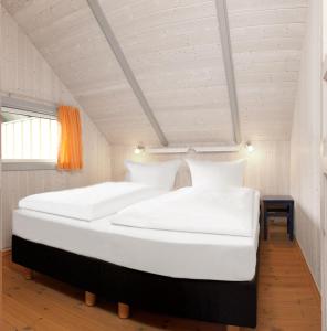twee grote witte bedden in een kamer bij Dänisches Ferienhaus in Kaltenhof