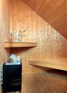 een kamer met een sauna en een houten muur bij Dänisches Ferienhaus in Kaltenhof