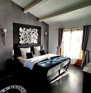 Un dormitorio con una cama grande y una ventana. en Maison Prestige Saint Tropez by Roberto Geissini, en Grimaud