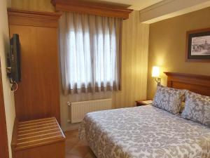 A bed or beds in a room at Hotel-Restaurante La Quadra