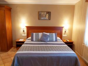 A bed or beds in a room at Hotel-Restaurante La Quadra