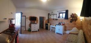 Una cocina o kitchenette en La stalla di nonno Zopito