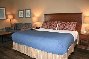 sypialnia z dużym łóżkiem i kanapą w obiekcie Avenue Inn & Spa w mieście Rehoboth Beach