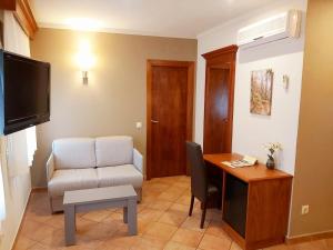 A television and/or entertainment centre at Hotel-Restaurante La Quadra