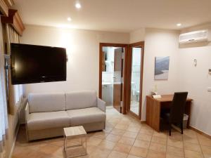 A television and/or entertainment centre at Hotel-Restaurante La Quadra