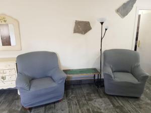 two chairs and a table in a room at Paraiso del Alberche in Navaluenga