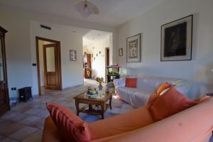 a living room with a couch and a table at ACQUARIO DEI FRALLE in Oristano