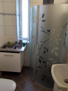 La salle de bains est pourvue d'une douche et d'un lavabo. dans l'établissement Honeymoon Guesthouse, à Helsingborg