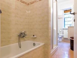 a bath tub in a bathroom with a toilet at Fantastico appartamento in centro, Levanto in Levanto +21 photos