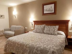 A bed or beds in a room at Hotel-Restaurante La Quadra