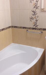 y baño con bañera blanca grande. en Mieszkanie u Dominiki INPIW01, en Piwniczna-Zdrój