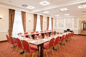 una sala de conferencias con una mesa larga y sillas en Hotel Polonia, en Cracovia