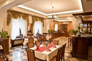 un ristorante con tavoli e sedie e un bar di Hotel Polonia a Cracovia