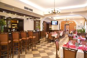 Reštaurácia alebo iné gastronomické zariadenie v ubytovaní Hotel Polonia