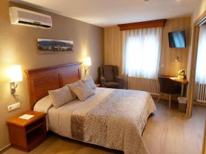 A bed or beds in a room at Hotel-Restaurante La Quadra