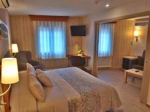 TV a/nebo společenská místnost v ubytování Hotel-Restaurante La Quadra