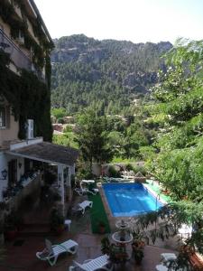 a view of a swimming pool in front of a building at Hotel San Julian in Burunchel