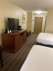 TV a/nebo společenská místnost v ubytování Country Inn & Suites by Radisson, Fort Worth, TX