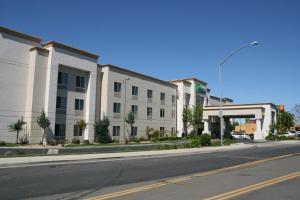 eine leere Straße vor einem weißen Gebäude in der Unterkunft Holiday Inn Express Stockton Southeast, an IHG Hotel in Stockton