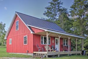 Photo de la galerie de l'établissement Rural Farmhouse Cabin on 150 Private Wooded Acres!, à Mayville