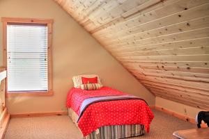 Krevet ili kreveti u jedinici u objektu Rural Farmhouse Cabin on 150 Private Wooded Acres!