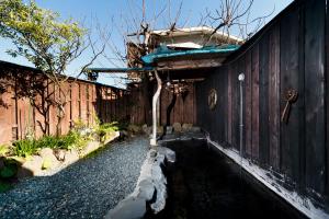 ein kleiner Teich an der Seite eines Gebäudes in der Unterkunft Manten-no-Hoshi in Hakone