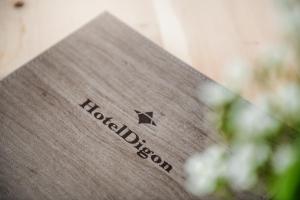 Certificato, attestato, insegna o altro documento esposto da Hotel Digon