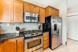 Η κουζίνα ή μικρή κουζίνα στο Shoreline Ridge #C303 - Penthouse Suite