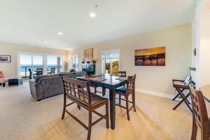 Χώρος καθιστικού στο Shoreline Ridge #C303 - Penthouse Suite