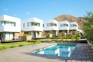 Una vista exterior de una casa con piscina. en Exclusiva casa con encanto en Agua Amarga, en Agua Amarga