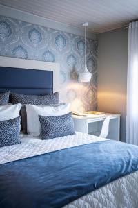 a bedroom with a blue and white bed and a desk at Hotel Bangalôs da Serra in Gramado