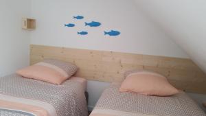 Katil atau katil-katil dalam bilik di Entre mer et remparts