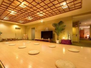 いわき市にあるHotel Frontier Iwaki / Vacation STAY 79266の大きな木製のダンスフロアのある広い部屋