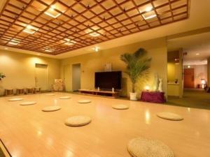 いわき市にあるHotel Frontier Iwaki / Vacation STAY 79264の大きな木製のダンスフロアのある広い部屋