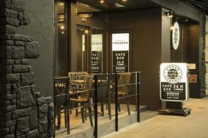 um restaurante com cadeiras e um sinal na janela em Nagoyaeki Access Hotel / Vacation STAY 79747 em Nagoia
