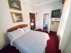 Postel nebo postele na pokoji v ubytování Madison Manor Boutique Hotel