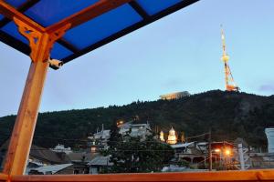 vistas a una ciudad con una torre en una colina en Hotel Formula-1, en Tiflis
