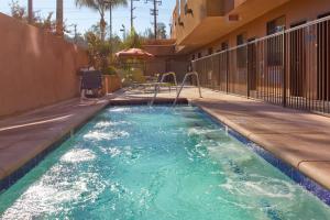 una piscina con un tobogán en un edificio en Holiday Inn Express Hotel & Suites Woodland Hills, an IHG Hotel, en Woodland Hills