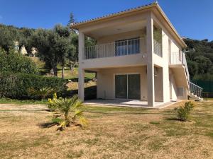 uma casa com um grande quintal em frente em L'Alivu em Ajaccio