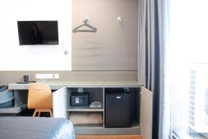 Camera con letto e scrivania con computer. di Hotel Alif Campo Pequeno a Lisbona