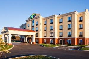 um edifício de hotel com um gazebo em frente em Holiday Inn Express Hotel & Suites Newport South, an IHG Hotel em Newport