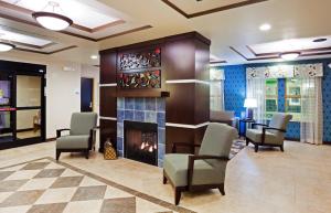 Гостиная зона в Holiday Inn Express Hotel & Suites Newport South, an IHG Hotel