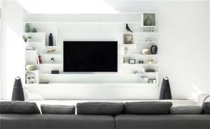 uma sala de estar com um sofá e uma televisão de ecrã plano em Ocean Villa Fuchaku Okinawa / Vacation STAY 79452 em Onna