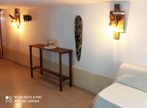 Pokój z łóżkiem i stołem na ścianie w obiekcie Taberna di felisiano w mieście Torre Canne