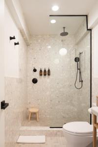 uma casa de banho com um chuveiro e um WC. em The Pearl Hotel em San Diego