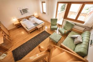 un soggiorno con letto e divano di Residence Landhaus Fux a Silandro