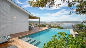 uma piscina no quintal de uma casa em Paradise on Ridge em Knysna