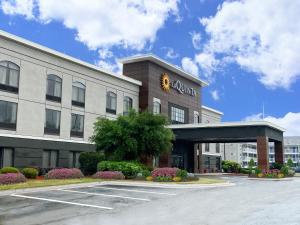 un hotel con un estacionamiento delante de él en La Quinta Inn & Suites by Wyndham-Albany GA en Albany